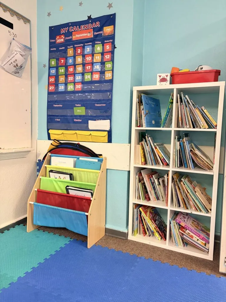 Florence clinic: reading corner with bookshelves and a calendar