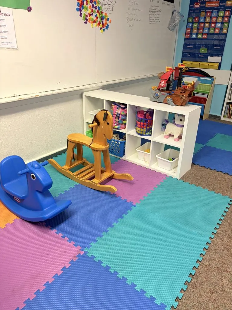 Florence clinic: play corner with rocking horses on foam mats