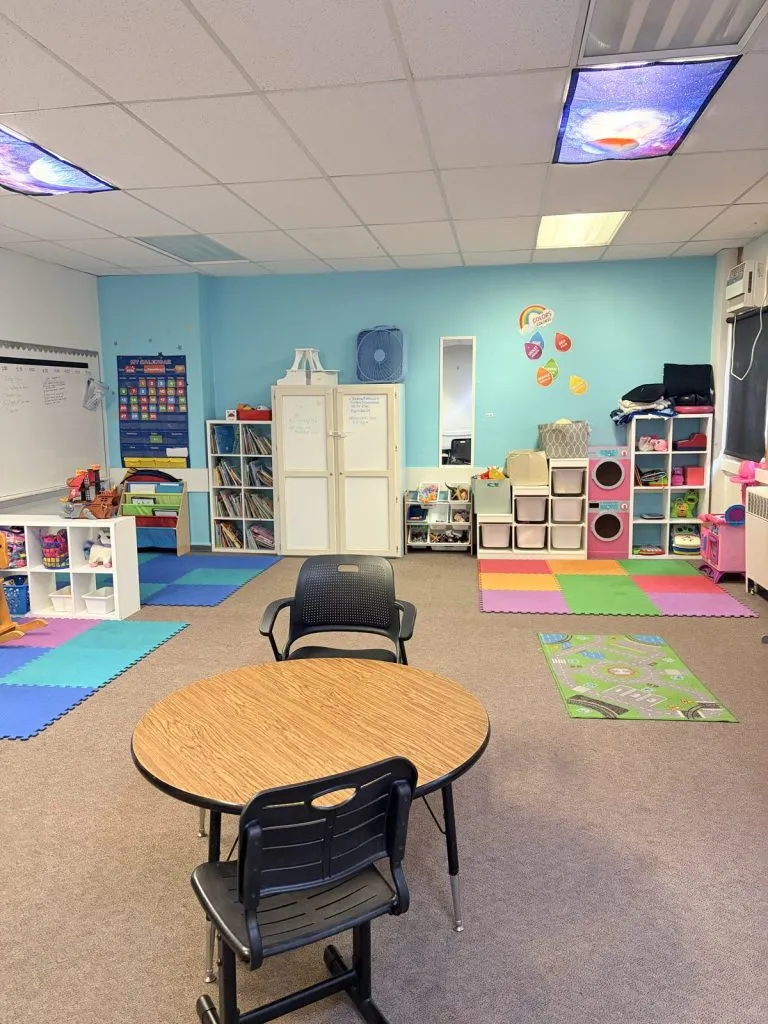 Florence clinic: therapy room with colorful mats and a round table