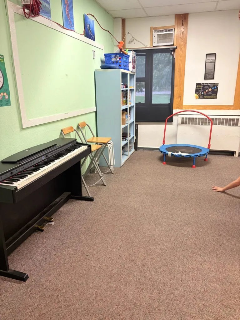 Florence clinic: music room with a keyboard and mini trampoline